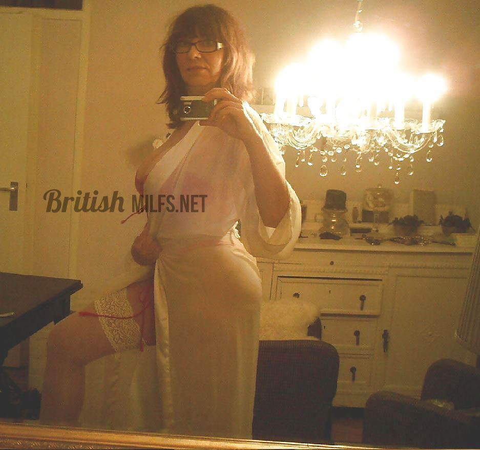 Busty british milf selfies - Lou Kensington — 24