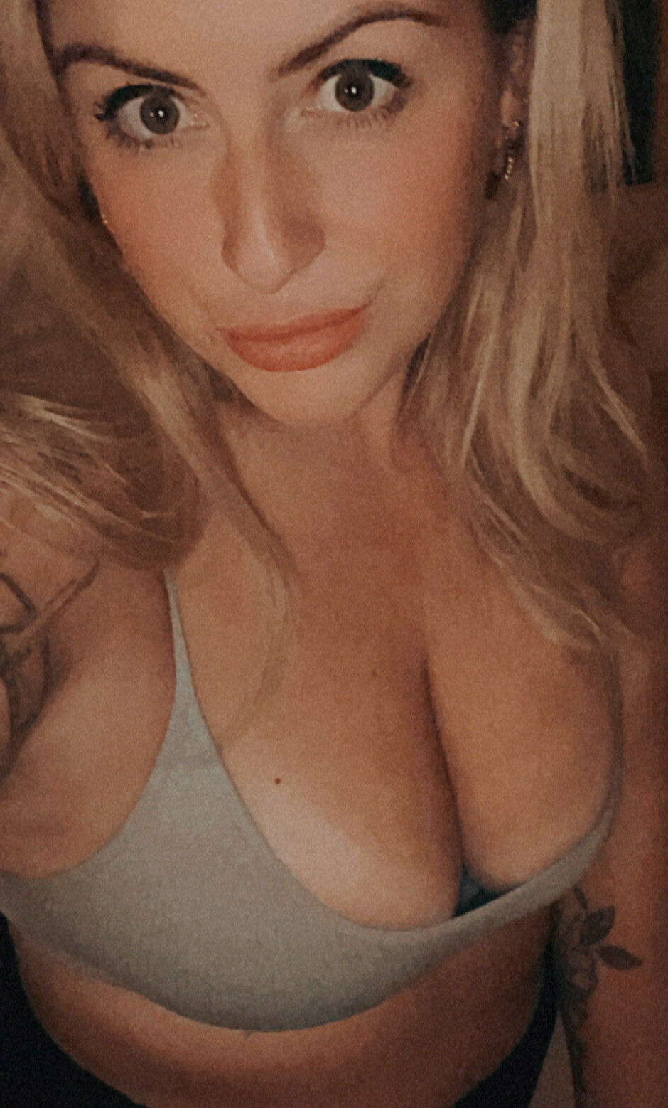 Curvy british milf loves to pose and tease — 15